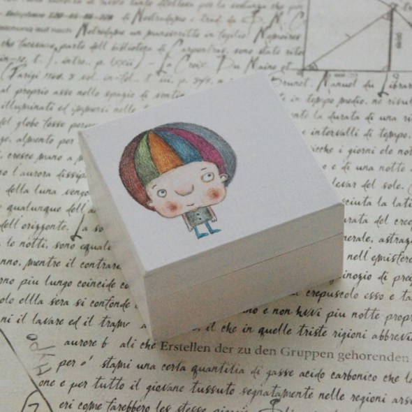 išpiešta medinė dėžutė