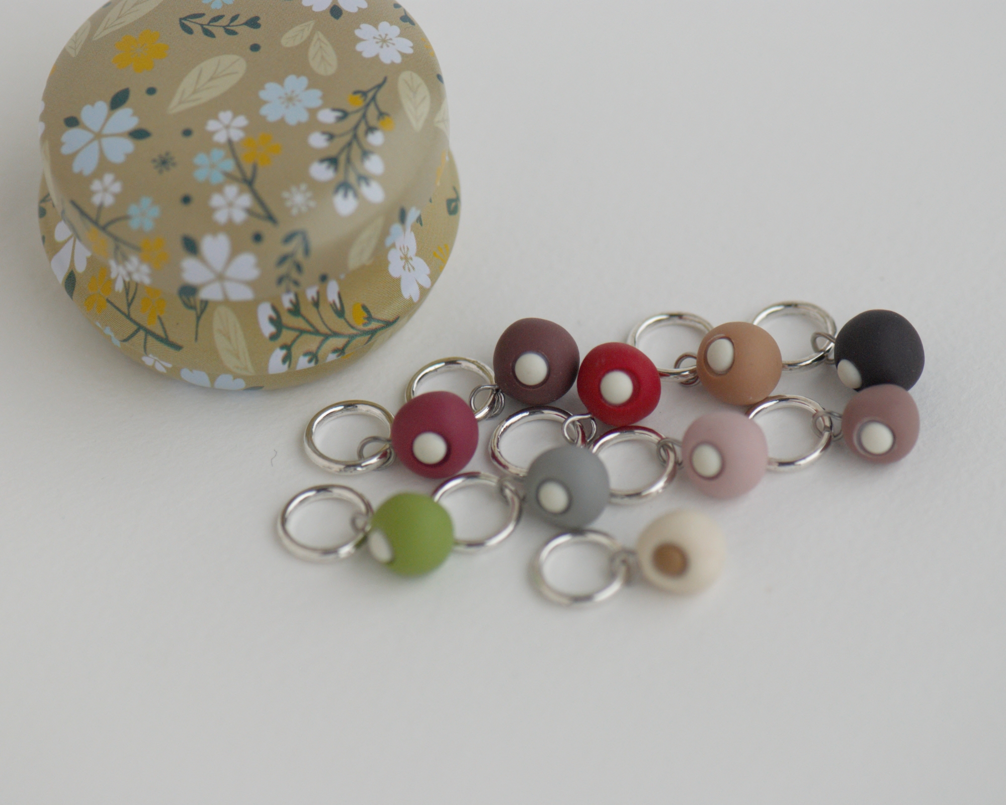 Spalvingi, mažyčiai, rankų darbo mezgimo akių žymekliai su mažulyte metaline dėžute