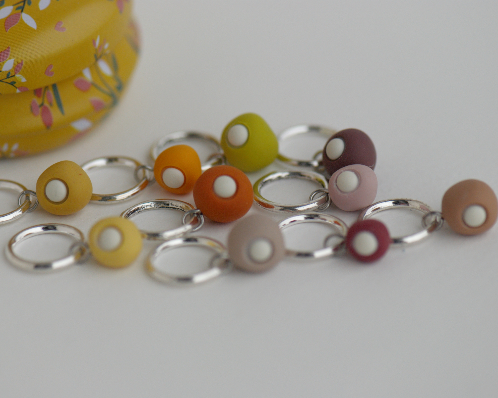 Spalvingi, mažyčiai, rankų darbo mezgimo akių žymekliai su mažulyte metaline dėžute