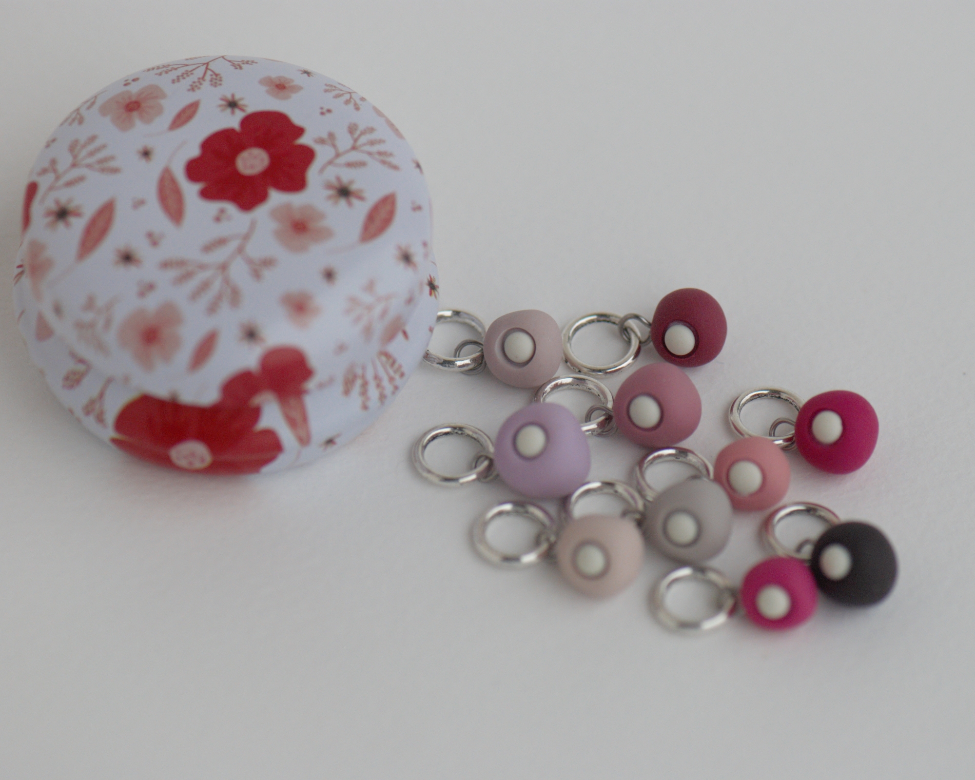 Spalvingi, mažyčiai, rankų darbo mezgimo akių žymekliai su mažulyte metaline dėžute