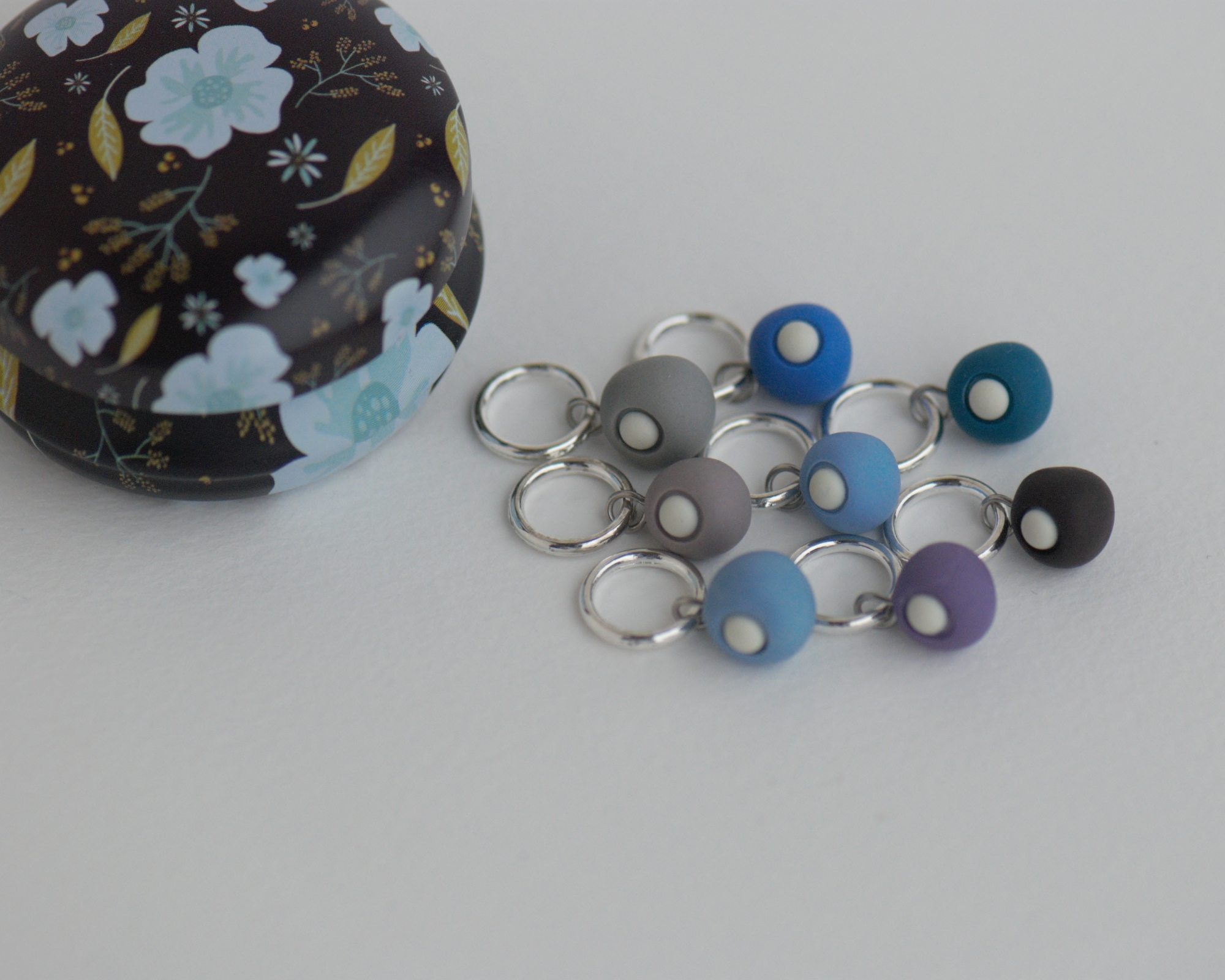 Spalvingi, mažyčiai, rankų darbo mezgimo akių žymekliai su mažulyte metaline dėžute