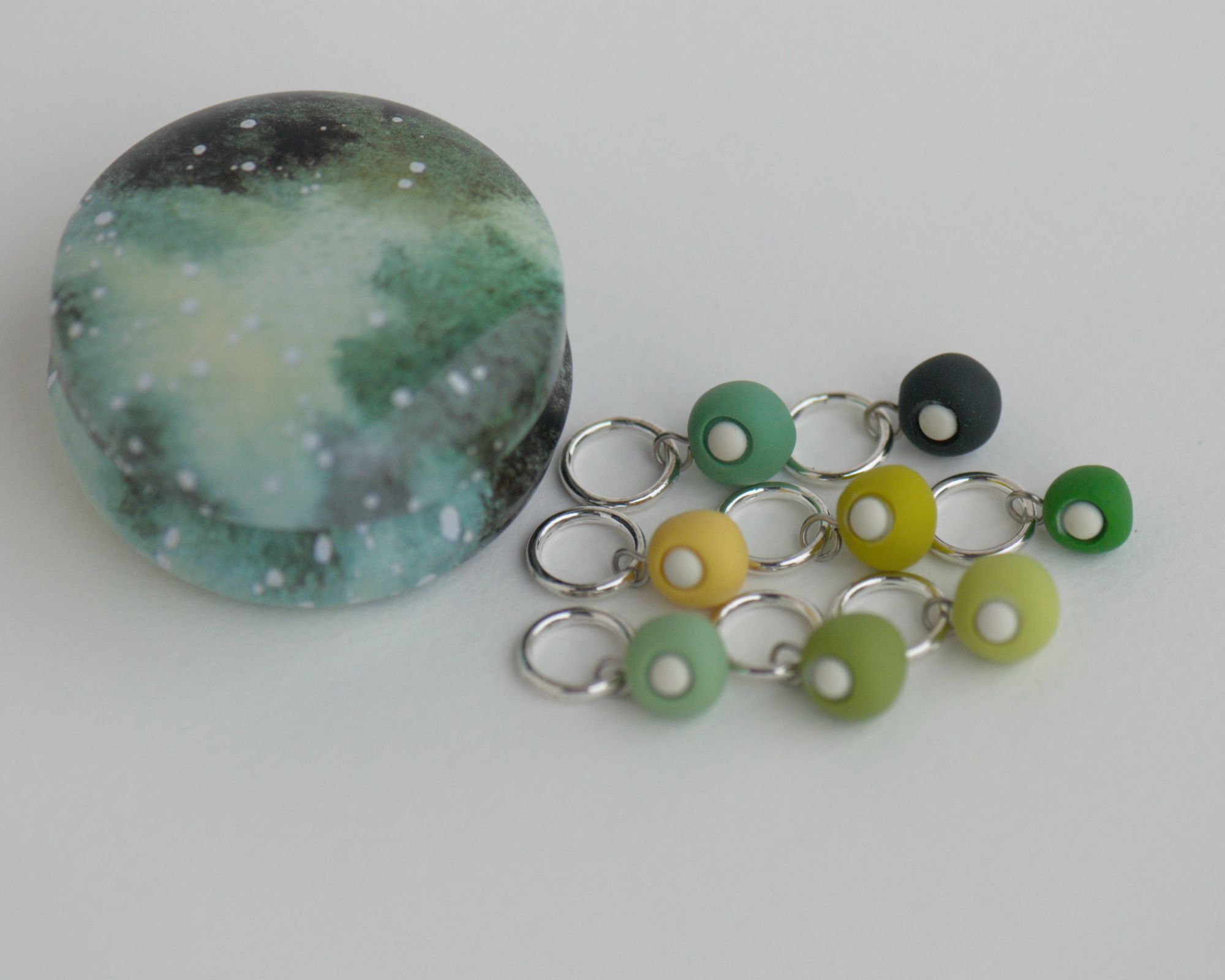 Spalvingi, mažyčiai, rankų darbo mezgimo akių žymekliai su mažulyte metaline dėžute