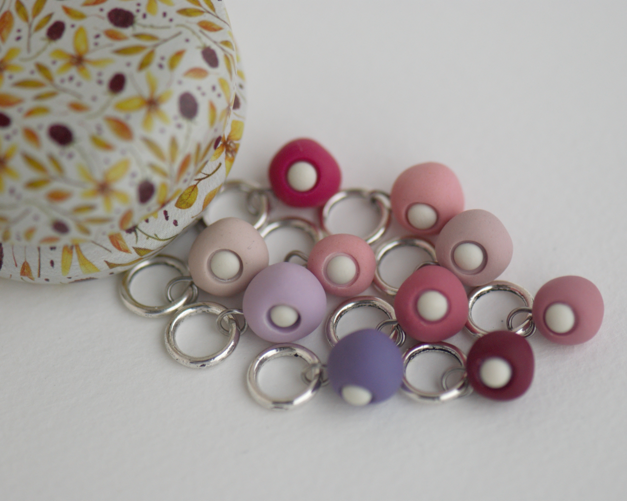 Spalvingi, mažyčiai, rankų darbo mezgimo akių žymekliai su mažulyte metaline dėžute