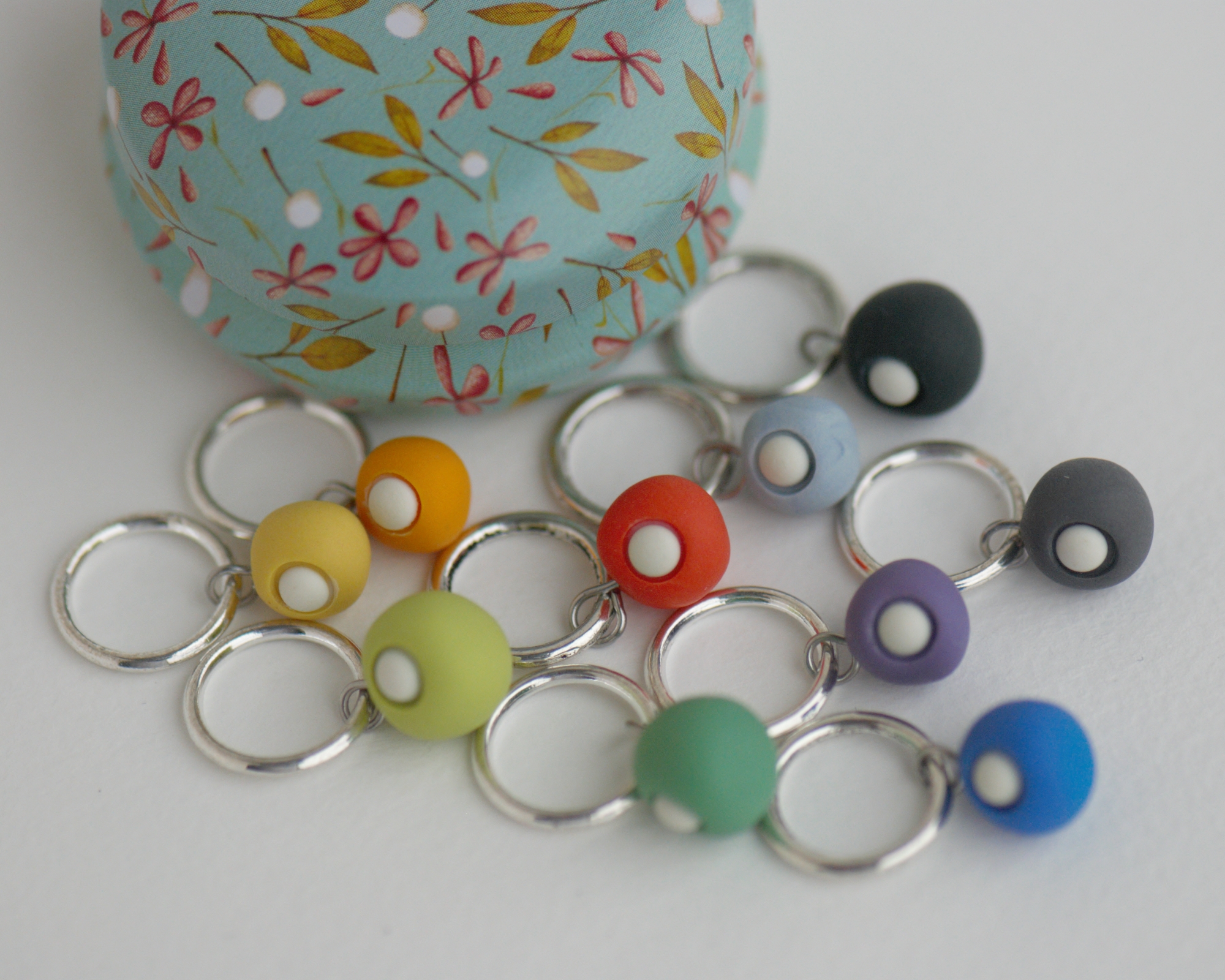 Spalvingi, mažyčiai, rankų darbo mezgimo akių žymekliai su mažulyte metaline dėžute