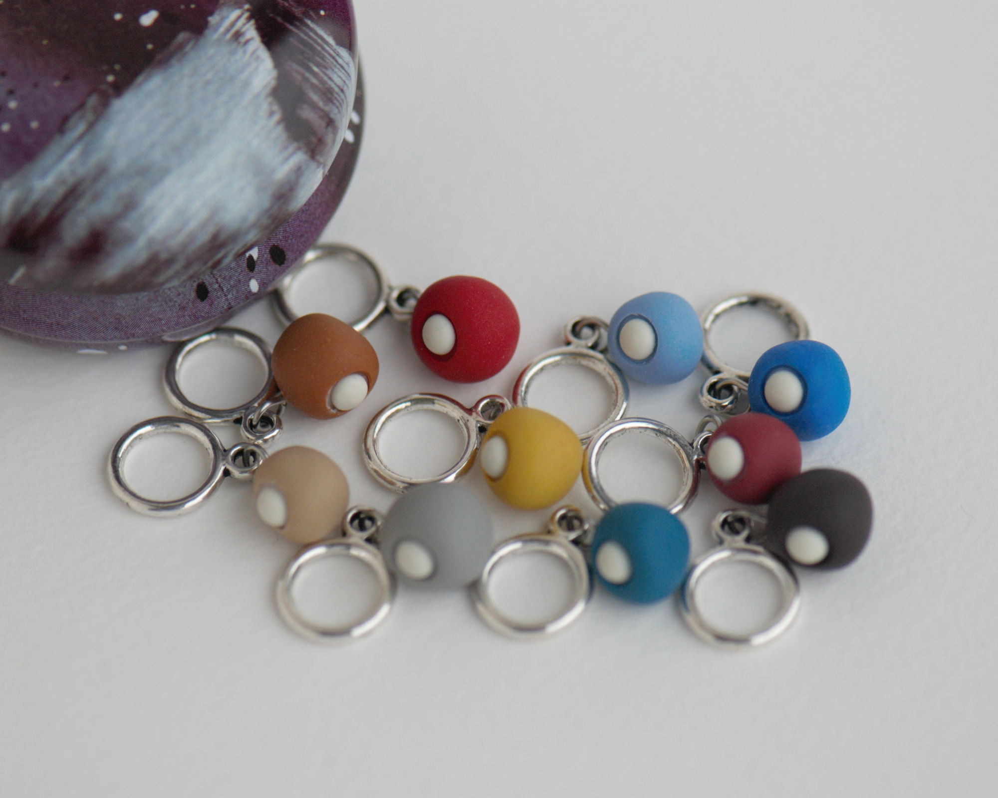 Spalvingi, mažyčiai, rankų darbo mezgimo akių žymekliai su mažulyte metaline dėžute