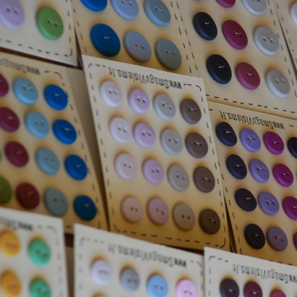 spalvotų sagų rinkiniai