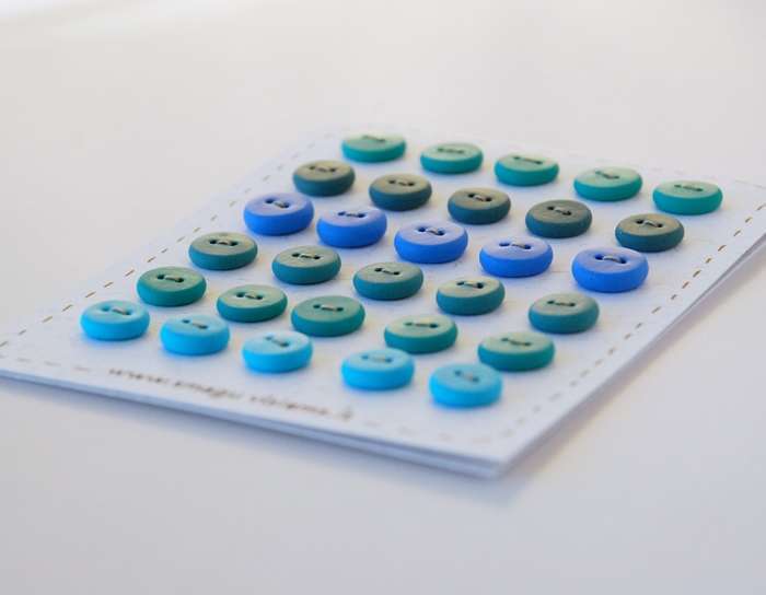 spalvotos rankų darbo sagos