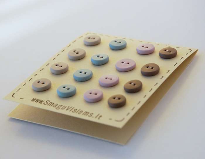 spalvotos rankų darbo sagos