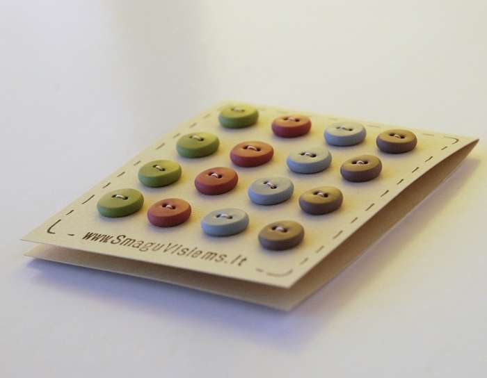 spalvotos rankų darbo sagos