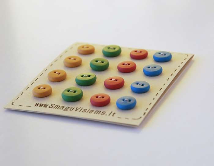 spalvotos rankų darbo sagos