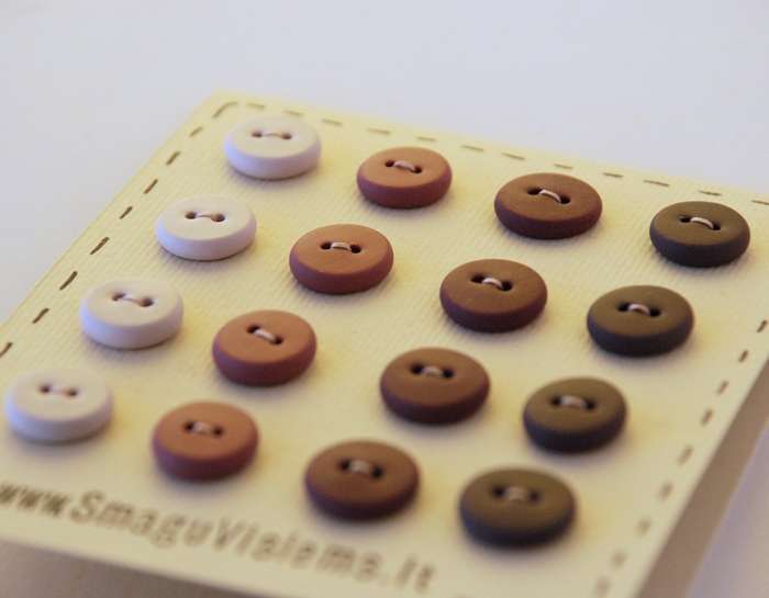 spalvotos rankų darbo sagos