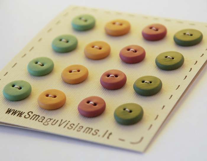 spalvotos rankų darbo sagos