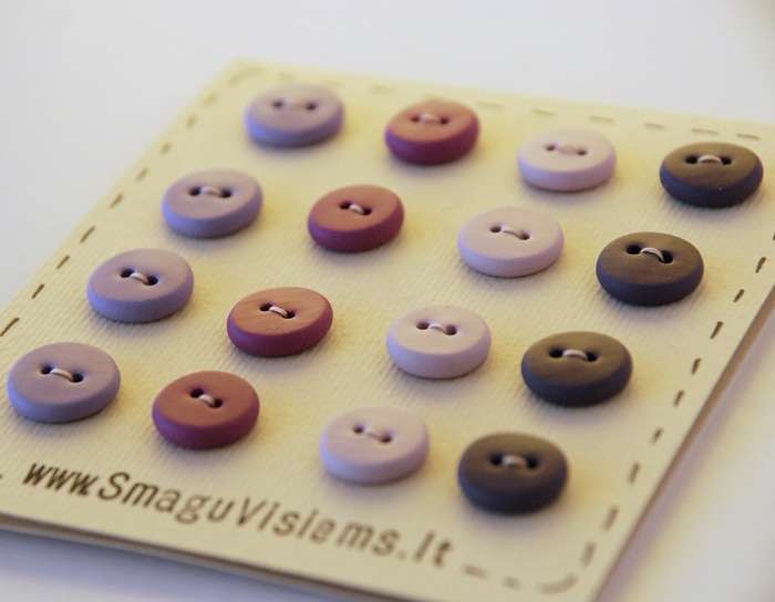 spalvotos rankų darbo sagos