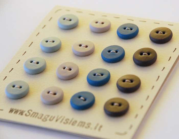 spalvotos rankų darbo sagos