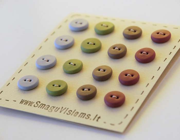 spalvotos rankų darbo sagos