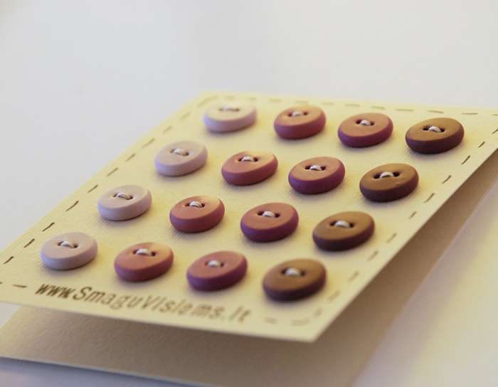 spalvotos rankų darbo sagos