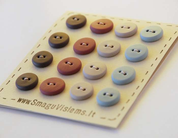 spalvotos rankų darbo sagos