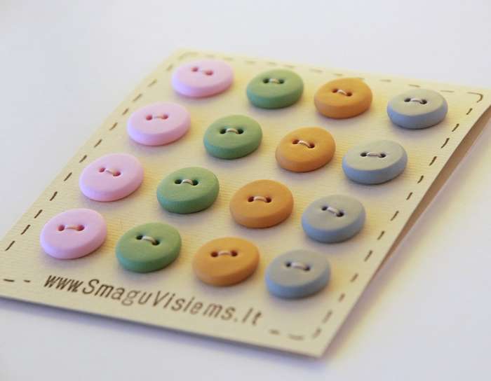 spalvotos rankų darbo sagos