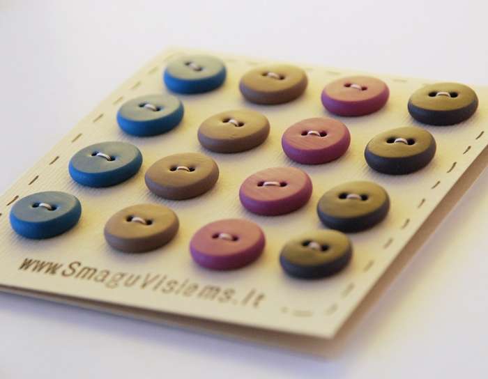 spalvotos rankų darbo sagos