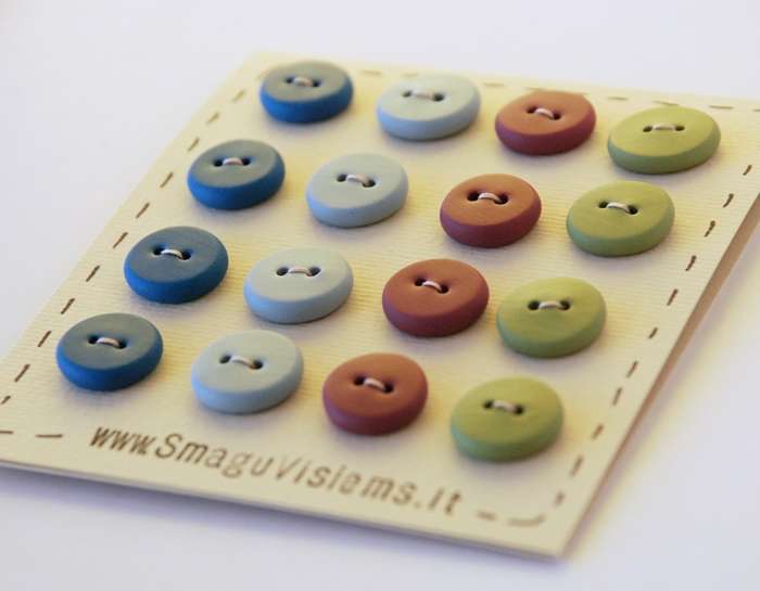 spalvotos rankų darbo sagos