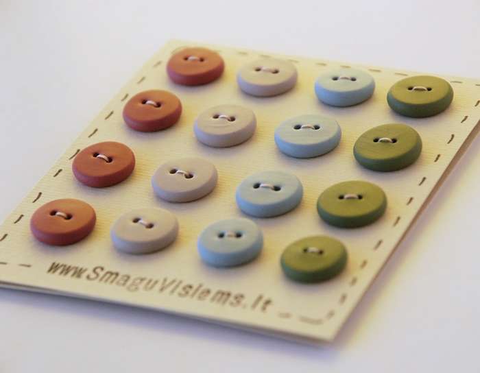 spalvotos rankų darbo sagos