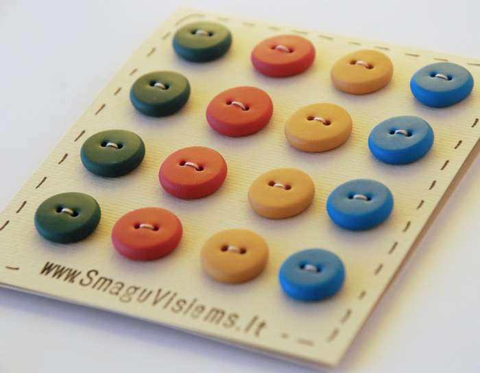 spalvotos rankų darbo sagos