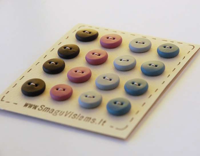 spalvotos rankų darbo sagos