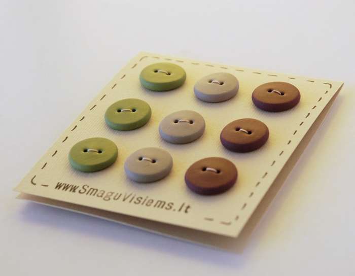 spalvotos rankų darbo sagos