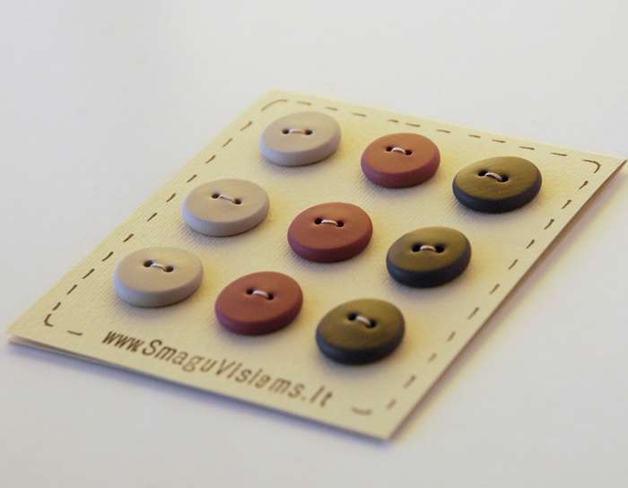 spalvotos rankų darbo sagos