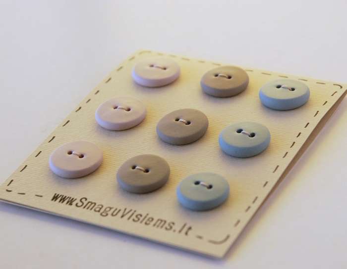 spalvotos rankų darbo sagos