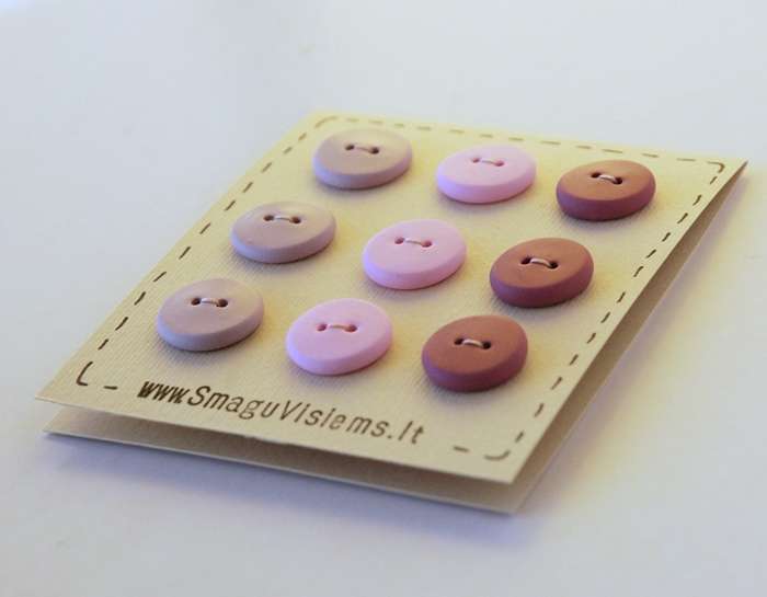 spalvotos rankų darbo sagos