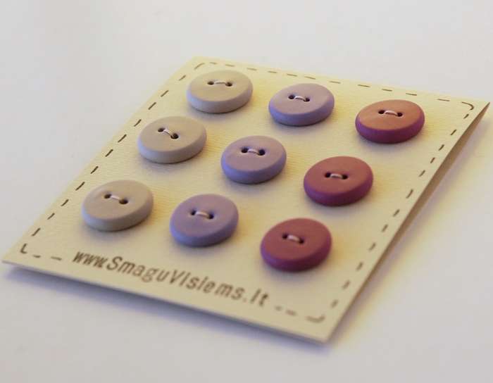 spalvotos rankų darbo sagos