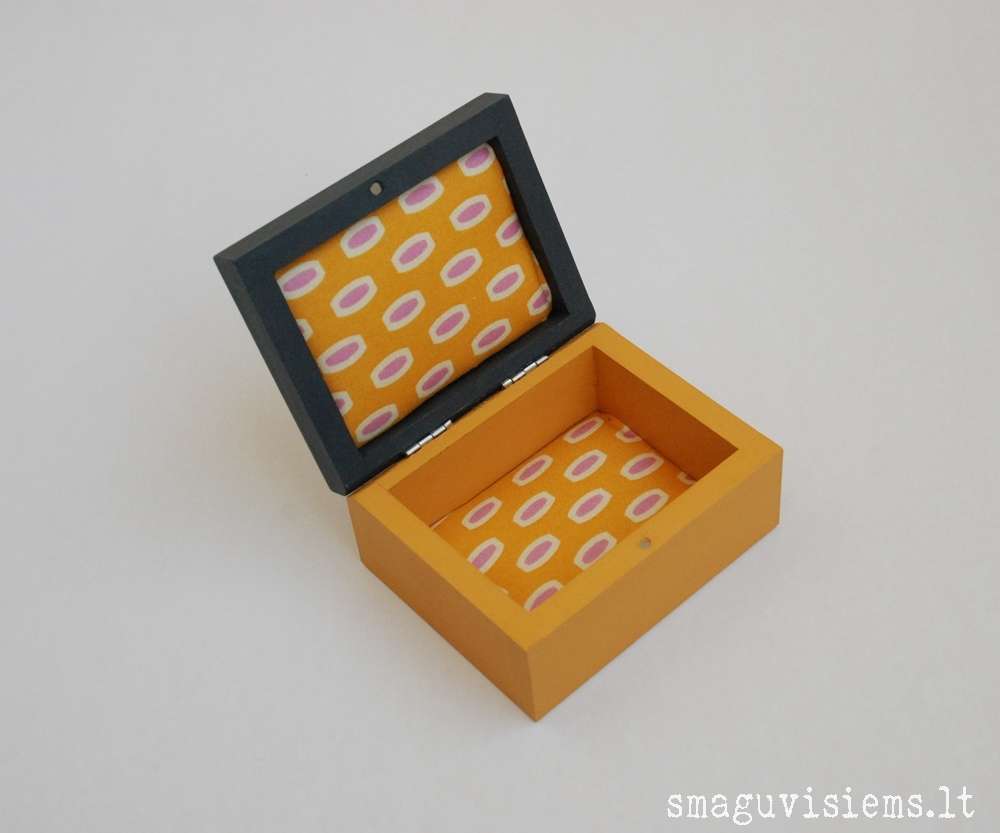 spalvotos medinės dėžutės, išpieštais dangteliais