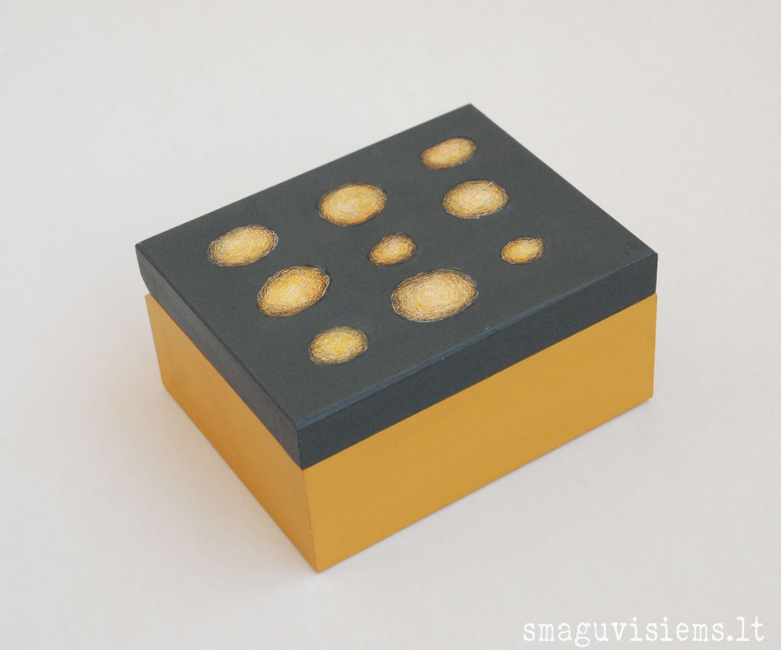 spalvotos medinės dėžutės, išpieštais dangteliais