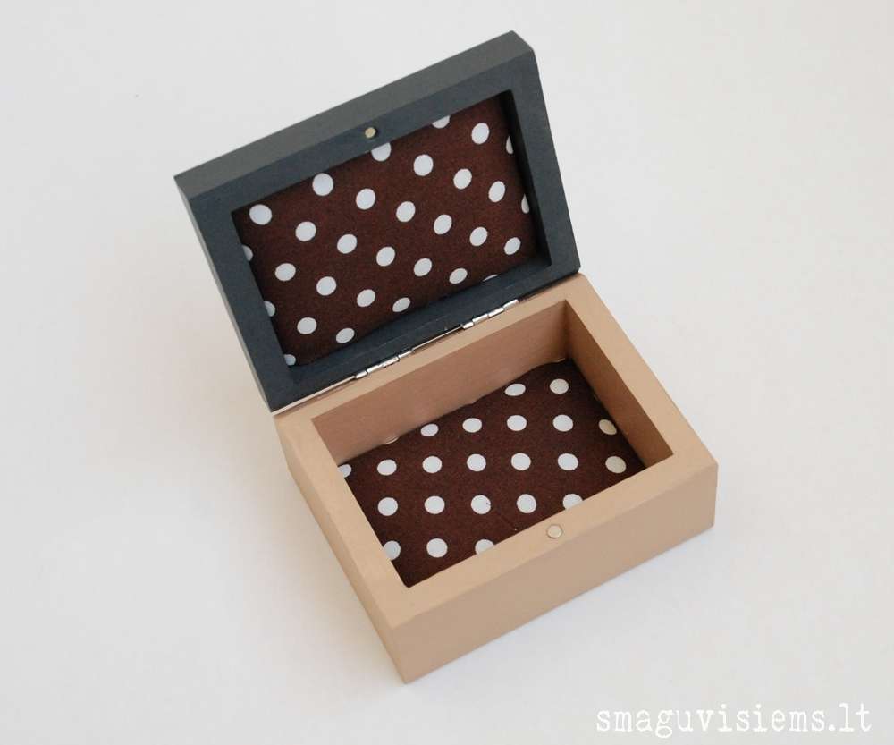 spalvotos medinės dėžutės, išpieštais dangteliais