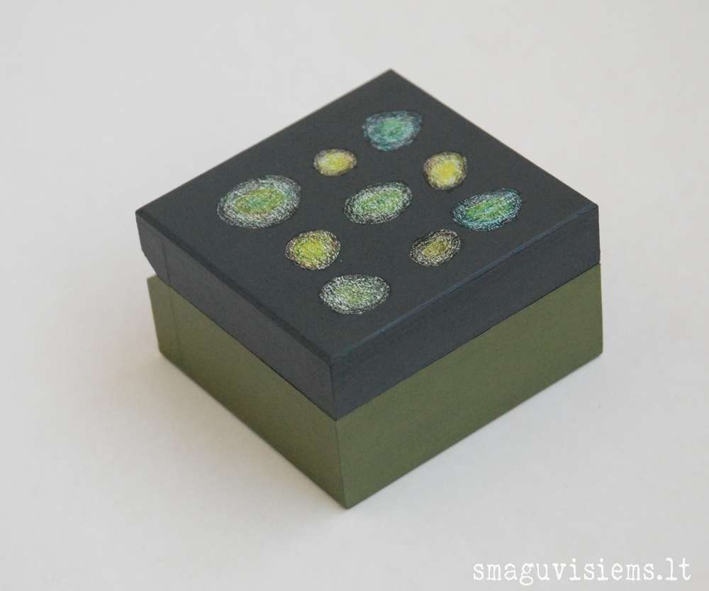 spalvotos medinės dėžutės, išpieštais dangteliais