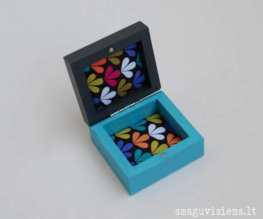 spalvotos medinės dėžutės, išpieštais dangteliais