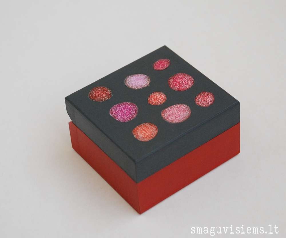 spalvotos medinės dėžutės, išpieštais dangteliais