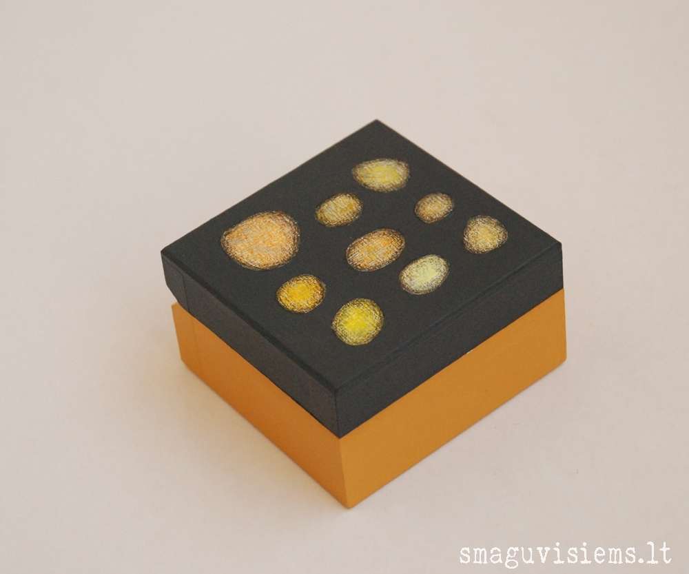 spalvotos medinės dėžutės, išpieštais dangteliais