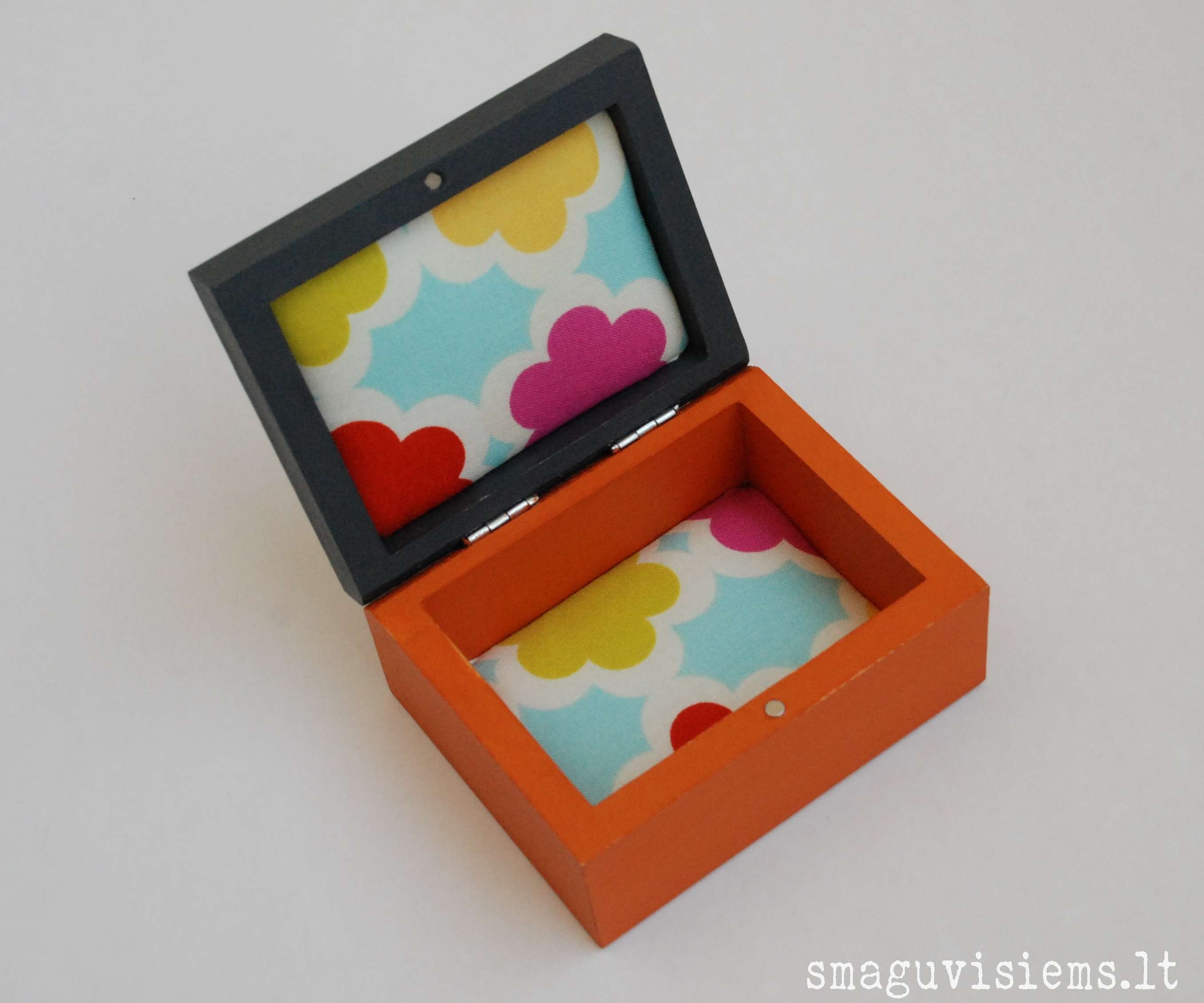 spalvotos medinės dėžutės, išpieštais dangteliais