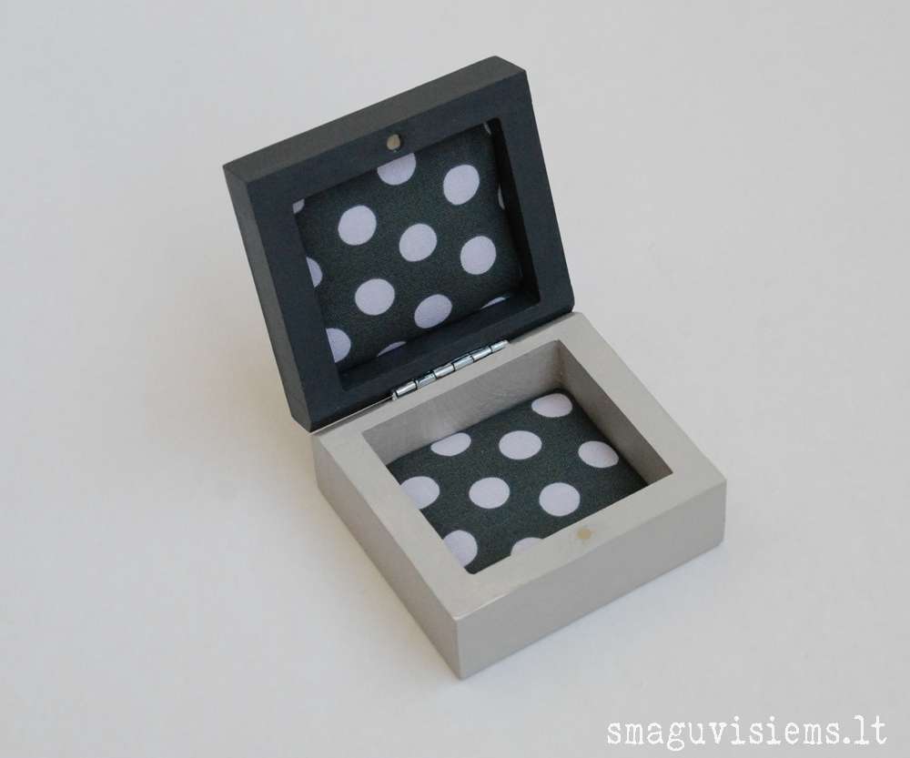 spalvotos medinės dėžutės, išpieštais dangteliais