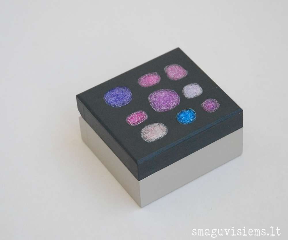 spalvotos medinės dėžutės, išpieštais dangteliais