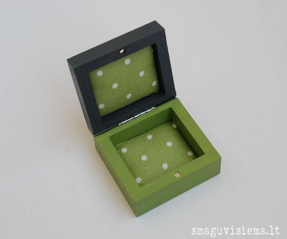 spalvotos medinės dėžutės, išpieštais dangteliais