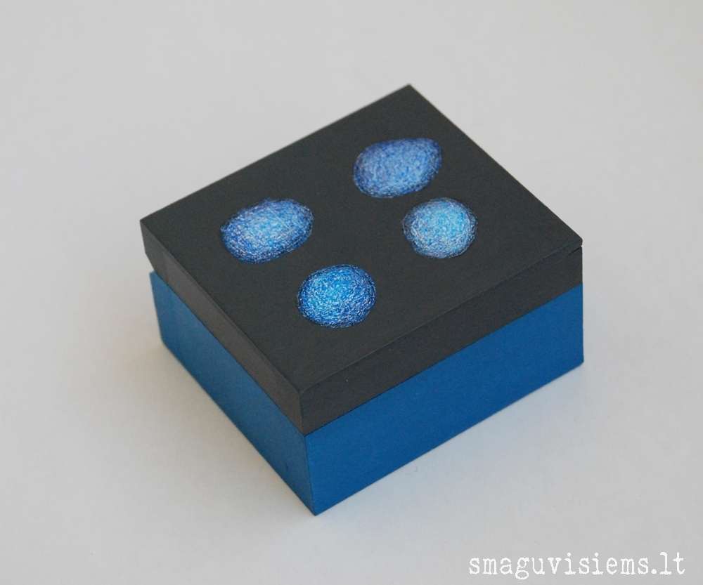 spalvotos medinės dėžutės, išpieštais dangteliais