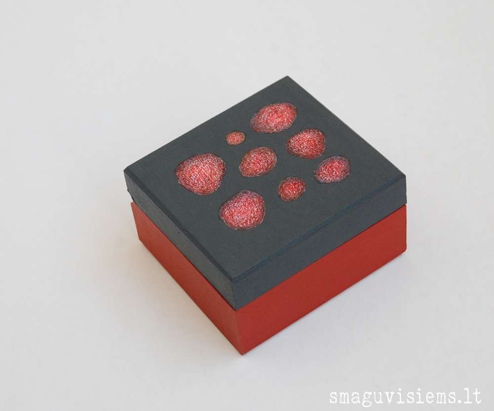 spalvotos medinės dėžutės, išpieštais dangteliais