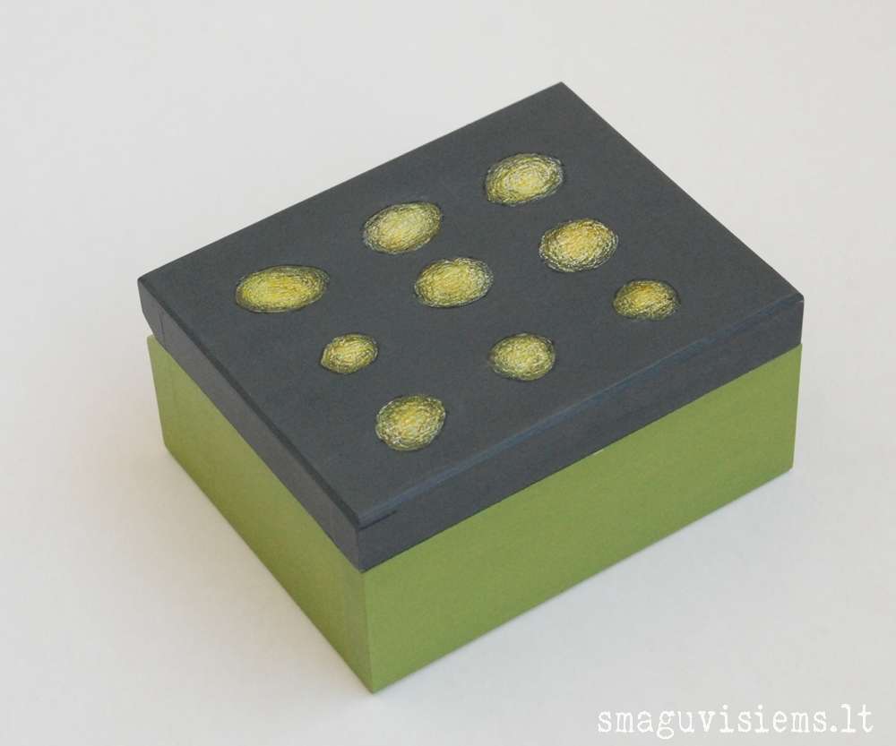 spalvotos medinės dėžutės, išpieštais dangteliais