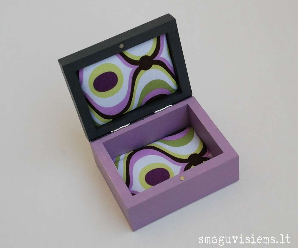 spalvotos medinės dėžutės, išpieštais dangteliais