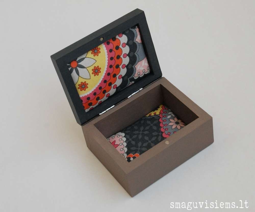 spalvotos medinės dėžutės, išpieštais dangteliais