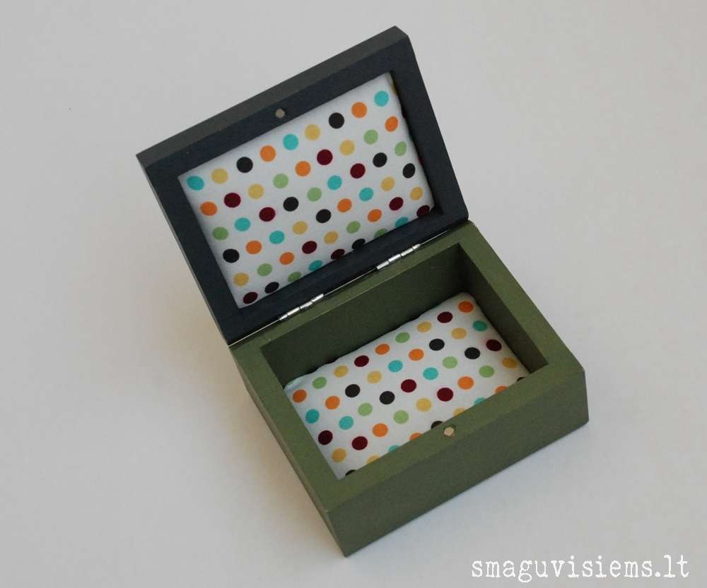 spalvotos medinės dėžutės, išpieštais dangteliais