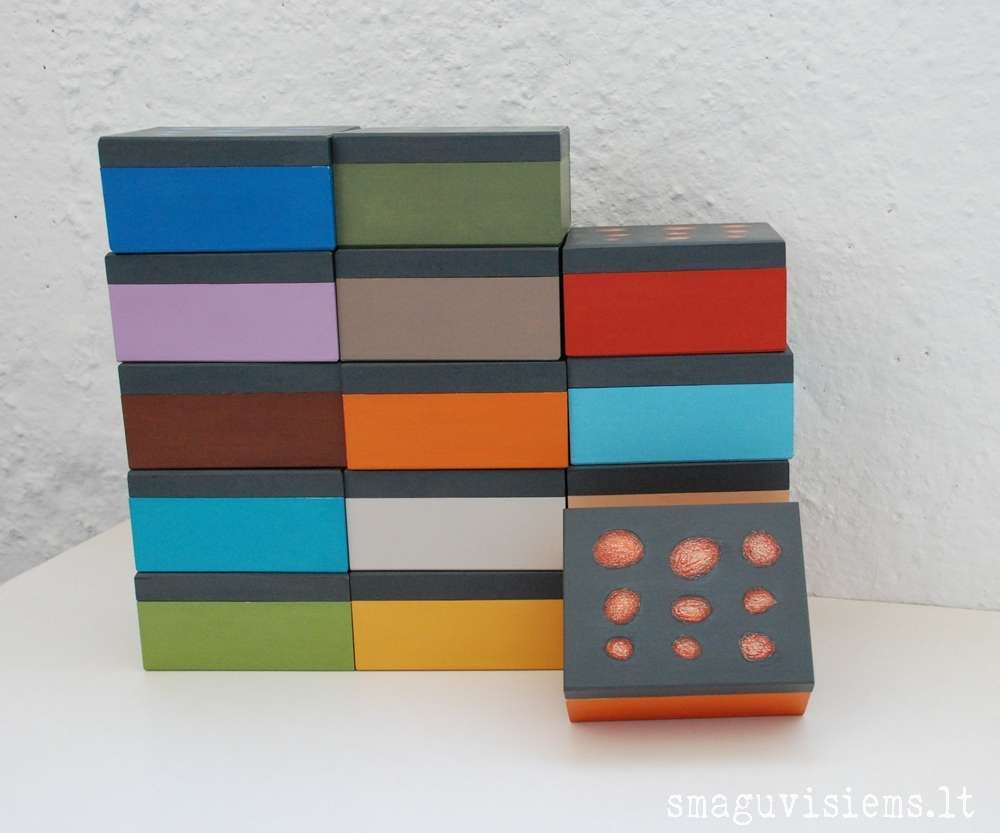 spalvotos medinės dėžutės, išpieštais dangteliais